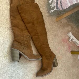 KNEE HIGH HEELED BOOTS